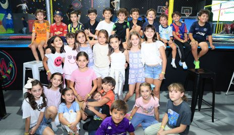  Carlota y Sebastián Rosillo con sus amigos.