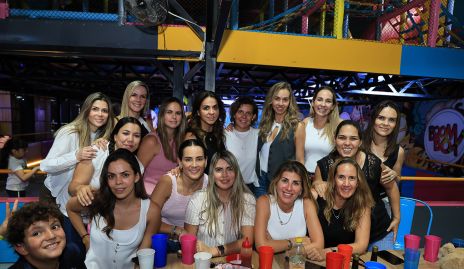  Sofía Múzquiz  con sus amigas.