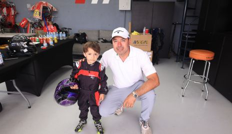   Elías Valencia con su hijo Elías Valencia Torres.