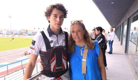 Santiago Torre con su mamá Mariana Torres.