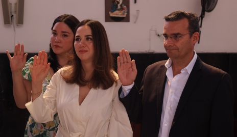  Fernanda Martínez, Charo Ortuño y Carlos Rebolledo, padrinos de Paula.