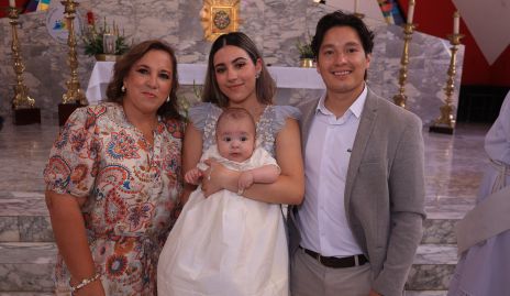  Adriana Enríquez, Mariana Zapata y Ricardo Figueroa con su ahijado Nicolás.