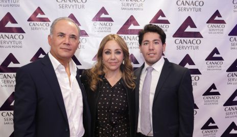  Raúl Suárez Villalobos Presidente de Jóvenes CANACO 2025 con sus papás.
