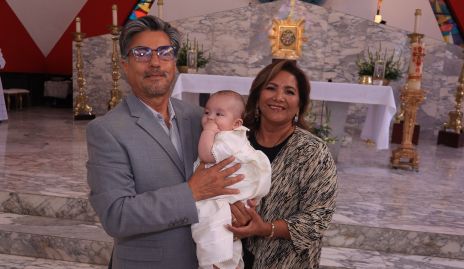  Gerardo Figueroa y Silvia Blanco con su nieto Nicolás.