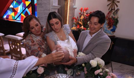  Adriana Enríquez, Mariana Zapata y Ricardo Figueroa con su ahijado Nicolás.