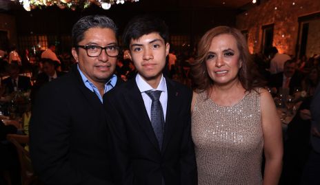  César Cuellar, Xavi Cuellar y Elizabeth Quintero.