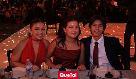  Regina Chavero, Majo González y Mikel Monsech.