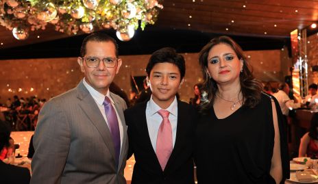  Ismael Leiva y María Fernanda León con su hijo Adrián.