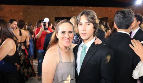  Claudia Martínez con su hijo.