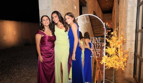  Regina García, Regina Tello y Mónica González.