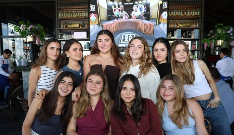  Isabella Rossel con sus amigas.