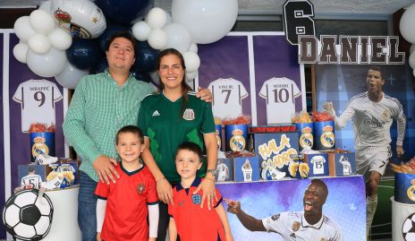  Daniel Zollino y Danitza Lozano con sus hijos, Daniel y Diego.