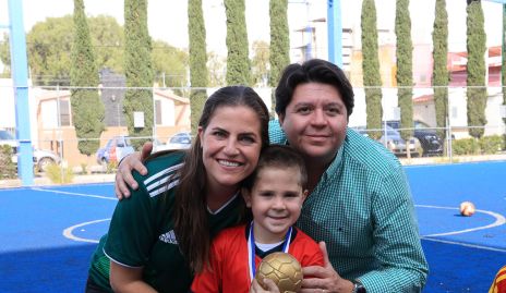  Daniel Zollino y Danitza Lozano con su hijo Daniel.
