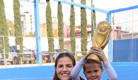  Danitza Lozano con su hijo Daniel Zollino.