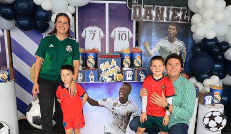  Daniel Zollino y Danitza Lozano con sus hijos, Diego y Daniel.