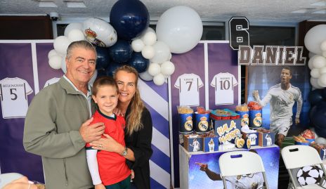  Roberto Lozano y Patricia del Bosque con su nieto Daniel.