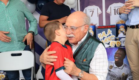  Daniel con su abuelo Guillermo Zollino.