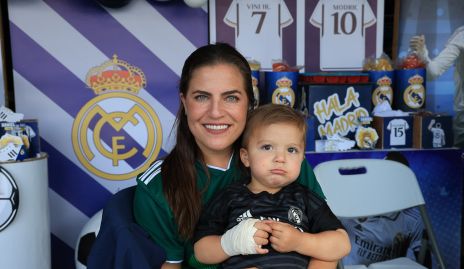  Danitza Lozano con su hijo Iker Zollino.