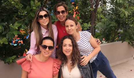  Imelda Martínez, Michelle Mendoza, Paulina López, Monica Estrada y Roberta Martínez.