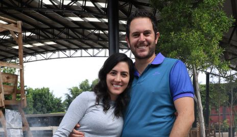  Claudia Díaz de León y Carlos del Valle con su hijo Iker.