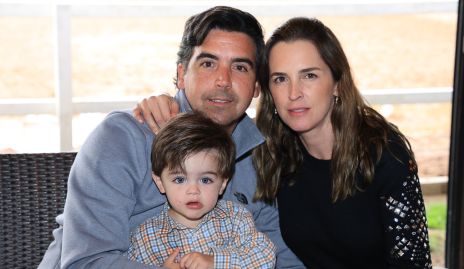  Manuel Labastida y Eunice Camacho con su hijo Jerónimo.
