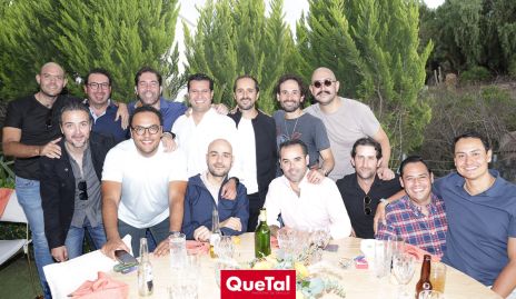  Ricardo Purata y Xavier Campos celebrando su cumple con sus amigos.