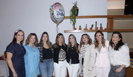  Verónica de Zamanillo con sus amigas.