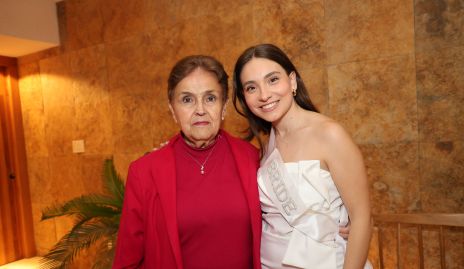  Alejandra Zepeda con su nieta Daniela González.