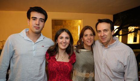  Rodrigo Aguirre, Elena Aguirre, Malena Yagüe y Elio Aguirre.