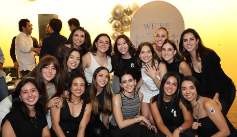  Dani González con sus amigas.