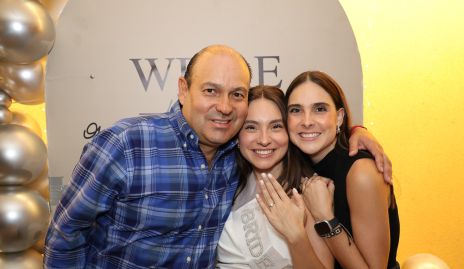  Oscar González con sus hijas Daniela y Bárbara.