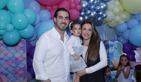  Gerardo Chevaile y María José Hernández con su hija Alenca.