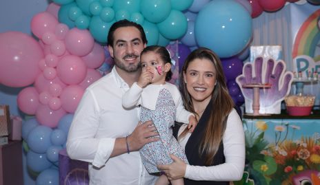  Gerardo Chevaile y María José Hernández con su hija Alenca.