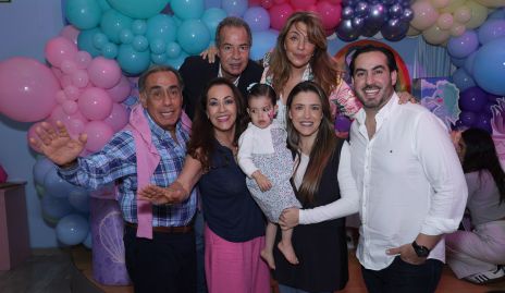  Alenca con sus abuelos Gerardo Chevaile, Silvia Medrano, José Luis Hernández y Nuria Lozano y sus papás María José Hernández y Gerardo Chevaile.