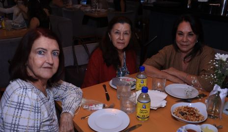  Verónica Hernández, Cecilia Meade y Lupita Hernández.
