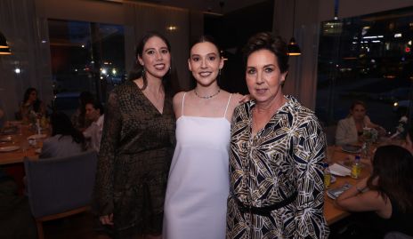  Ana y Alejandra Morales con su mamá Ana Hunter.