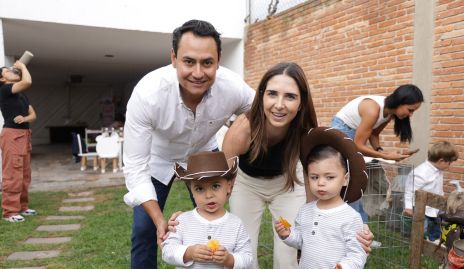  Ricardo Leos y Marina Jourdain con sus hijos Ricardo y Jerónimo.