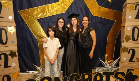  Gerardo Galarza, Estela Gosh, Estela Renata y Regina Galarza.