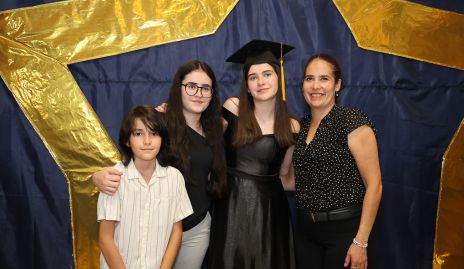  Gerardo Galarza, Estela Gosh, Estela Renata y Regina Galarza.