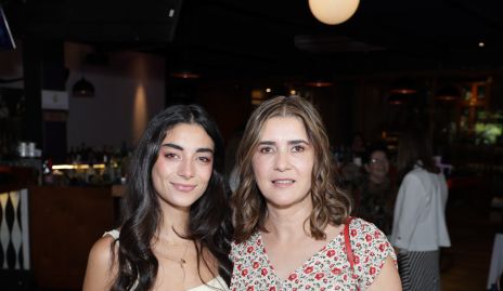  Isabella Stevens y Angeles Lasso de la Vega .