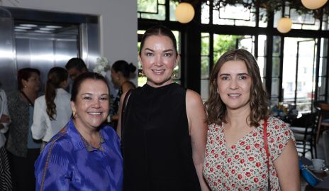  Reyna Suárez, Macarena Elías y Ángeles Lasso de la Vega .