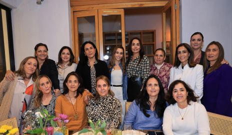  Mary del Valle con las amigas de su mamá.