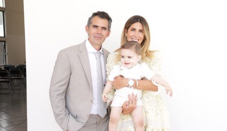  Daniel Dauajare y Martha de la Rosa con su ahijado Santiago Salgado.