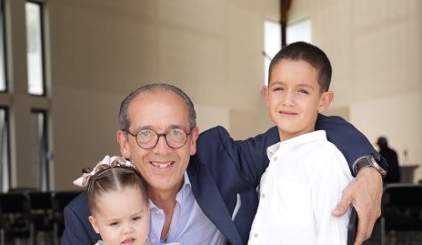  Enrique Díaz Infante con sus nietos Roberta y José María.