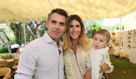  Daniel Dauajare y Martha de la Rosa con su hijo Emiliano.