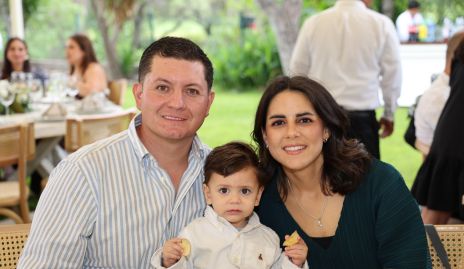  Nacho Puente y Paola Hernández con su hijo Juan Ignacio.