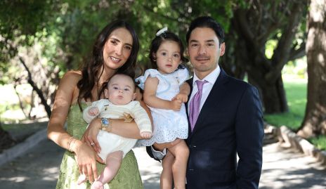  Mariana Alcalá y Miguel Torres con sus hijos Miguel e Inés.