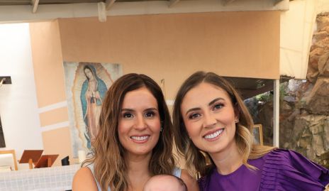  Valeria Flores y Elizabeth Treviño con su ahijado Miguel.