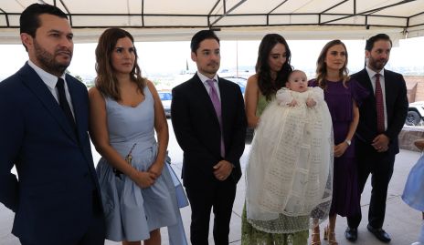  Miguel con sus papás y padrinos, José Ramón Barragán, Valeria Flores, Miguel Torres, Mariana Alcalá, Elizabeth Treviño y Andrés Torres.