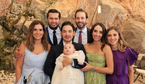  Miguel con sus papás y padrinos, Valeria Flores, José Ramón Barragán, Miguel Torres, Andrés Torres, Mariana Alcalá y Elizabeth Treviño.
